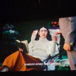 Müge Boz Instagram – Perşembe hatırlatması 💌 #Dump 
1 . Makyaj masası ışığı severiz 
2. Hector tatil günleri vinayla uyumaya başladı
3. film keyfi popcorn’u babişko yaptı
4. Uzun zaman sonra sinemaya gidebildik Emma stone ( poor things ) 
5. Pilatesimi aksatmıyorum 6. Ayıma girdim 
6.  Aile selfiemiz   1 mevcut gizli özne:)
7. Ham çökelek 😂 vina telefonu ele geçirmiş
8. Star tv yayın öncesi 💫