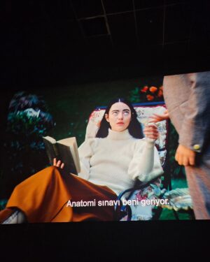 Müge Boz Instagram - Perşembe hatırlatması 💌 #Dump 
1 . Makyaj masası ışığı severiz 
2. Hector tatil günleri vinayla uyumaya başladı
3. film keyfi popcorn'u babişko yaptı
4. Uzun zaman sonra sinemaya gidebildik Emma stone ( poor things ) 
5. Pilatesimi aksatmıyorum 6. Ayıma girdim 
6.  Aile selfiemiz   1 mevcut gizli özne:)
7. Ham çökelek 😂 vina telefonu ele geçirmiş
8. Star tv yayın öncesi 💫
