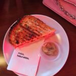 Müge Boz Instagram – Dumplandınız 🫠💫❤️😇neler olmuş neler 
1- enerjimi artırmak için Vinå bana bu parlak sticker’ı yapıştırdı. Bence bu 3. Göz muhabbetlerini doğuştan biliyo 🤭
2- Caner’in ellerinin tüm göbeğimi kaplaması peki 😆Aşırı seviyorum bebeklerim 🥰 
3- Son kotlar… düğmelerin kapanmasına 1 var. 
4- Bu ışıltılı hayatı sen mi seçtin minnoşum😜#VinåStar
5- Caner’in her zaman Vina’ya gururla bakması….
6- Carnaval / minişin okulundaki karnaval etkinliğinden hatıra
7- Kaş boyama trendi geri döndü… bu işte çok iyisin be minnoşum.
8- Olumlamalar artık her yerde…Aldım kabul ettim kilo yapmıyo😜 777 🙌
9- Hamilelik kozumu kullanıp cheesecake imi de yediğim bir an… 
10- Çekim hazırlığı… yıllardır hayalim olan yeni bir projeye başlıyorum. Nazar boncuklarımı bolca koyuyorum 🧿🧿🧿🧿