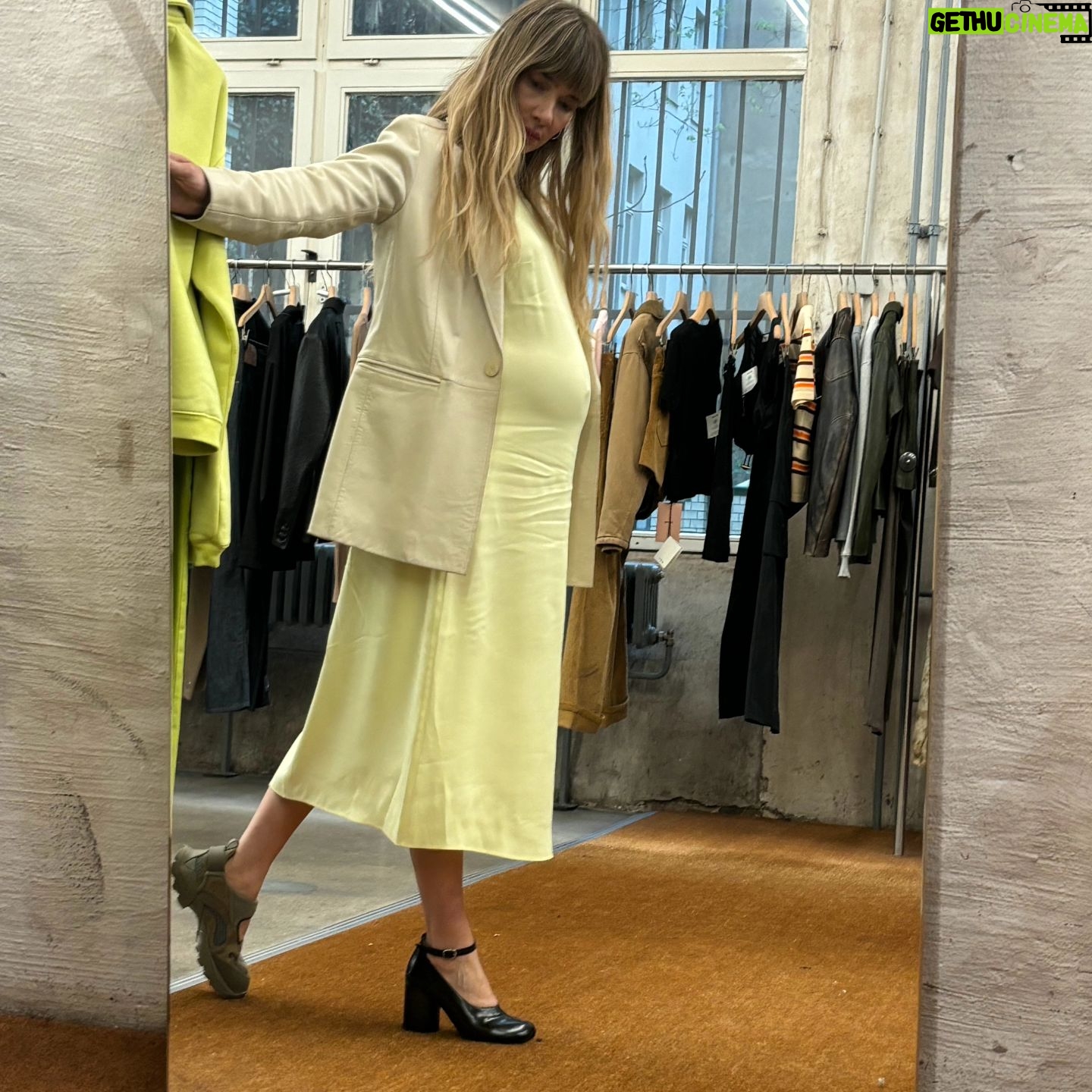 Müge Boz Instagram - Berlin babymoon dump 🤰🏼💌 1. Berilto'mla biraz fashion🫶 tarzına bayıldığım @berilkayar 2. Bi de beni tek çek bitte... 3. Kafamın karışıklığı denediğim ayakkabıların farklı tarzından belli🤔 4. Harika bir yemek yemeye gidiyoruz. 5. Michelin Star @long_march_canteen 👏 kesinlikle berlin gidilecekler listesine not edilsin👍 6. Michelin star close up'ım 😘 7. Bir takım sanatsal denemeler 😋 8. Berliners😎 9. Bu elbiseyi acaba daha ne kadar giymeye devam edebilirim... 10. Yemekler mükemmeldi bebişkoda fıldır fıldır taklalar attı yemekten sonra 😇🥰