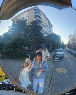 Müge Boz Instagram - Perşembe hatırlatması 💌 #Dump 
1 . Makyaj masası ışığı severiz 
2. Hector tatil günleri vinayla uyumaya başladı
3. film keyfi popcorn'u babişko yaptı
4. Uzun zaman sonra sinemaya gidebildik Emma stone ( poor things ) 
5. Pilatesimi aksatmıyorum 6. Ayıma girdim 
6.  Aile selfiemiz   1 mevcut gizli özne:)
7. Ham çökelek 😂 vina telefonu ele geçirmiş
8. Star tv yayın öncesi 💫