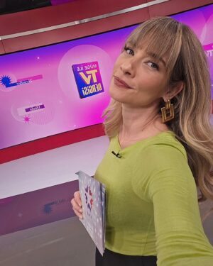 Müge Boz Instagram - Perşembe hatırlatması 💌 #Dump 
1 . Makyaj masası ışığı severiz 
2. Hector tatil günleri vinayla uyumaya başladı
3. film keyfi popcorn'u babişko yaptı
4. Uzun zaman sonra sinemaya gidebildik Emma stone ( poor things ) 
5. Pilatesimi aksatmıyorum 6. Ayıma girdim 
6.  Aile selfiemiz   1 mevcut gizli özne:)
7. Ham çökelek 😂 vina telefonu ele geçirmiş
8. Star tv yayın öncesi 💫