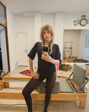 Müge Boz Instagram - 5 ay geçti bile 🥰 tam gaz 2 çocuklu hayatıma hazırlanıyorum🙏 #5monthspregnant #momgoals❤️

@alacatipilatesartmoda @aycincancon 🙌🏼💫