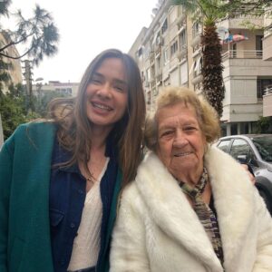 Müge Boz Instagram - Caner'in ananesi, Zehra ananeyle ilk tanıştığım gün, Caner bizi yemeğe çıkarmıştı. "Anane evleneceğim kız nasıl buldun" demiş, eliyle ağzını kapatıp, 'güzel kız, olur olur" demişti muzipçe. Ben genelde hep hikayelerini dinledim, kendisiyle geç tanıştım. Hanımefendiliği ile hem çocuklarını hem torunlarını harika yetiştirmiş biri.
Vina ile beraber Karşıyaka sokaklarına bakan balkonda keyifle kahvaltınızı yapıp, güvercinlere yem vermenizi hep hatırlayacağım. 
100 yaşında bu dünyaya veda etti. Çok güzel anılar biriktirmiş Zehra Anane, huzur içinde uyu. Tüm ailemizin başı sağolsun 🙏