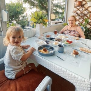 Müge Boz Instagram - Caner'in ananesi, Zehra ananeyle ilk tanıştığım gün, Caner bizi yemeğe çıkarmıştı. "Anane evleneceğim kız nasıl buldun" demiş, eliyle ağzını kapatıp, 'güzel kız, olur olur" demişti muzipçe. Ben genelde hep hikayelerini dinledim, kendisiyle geç tanıştım. Hanımefendiliği ile hem çocuklarını hem torunlarını harika yetiştirmiş biri.
Vina ile beraber Karşıyaka sokaklarına bakan balkonda keyifle kahvaltınızı yapıp, güvercinlere yem vermenizi hep hatırlayacağım. 
100 yaşında bu dünyaya veda etti. Çok güzel anılar biriktirmiş Zehra Anane, huzur içinde uyu. Tüm ailemizin başı sağolsun 🙏