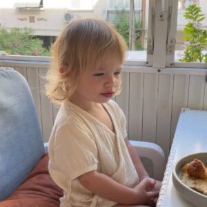 Müge Boz Instagram - Caner'in ananesi, Zehra ananeyle ilk tanıştığım gün, Caner bizi yemeğe çıkarmıştı. "Anane evleneceğim kız nasıl buldun" demiş, eliyle ağzını kapatıp, 'güzel kız, olur olur" demişti muzipçe. Ben genelde hep hikayelerini dinledim, kendisiyle geç tanıştım. Hanımefendiliği ile hem çocuklarını hem torunlarını harika yetiştirmiş biri.
Vina ile beraber Karşıyaka sokaklarına bakan balkonda keyifle kahvaltınızı yapıp, güvercinlere yem vermenizi hep hatırlayacağım. 
100 yaşında bu dünyaya veda etti. Çok güzel anılar biriktirmiş Zehra Anane, huzur içinde uyu. Tüm ailemizin başı sağolsun 🙏