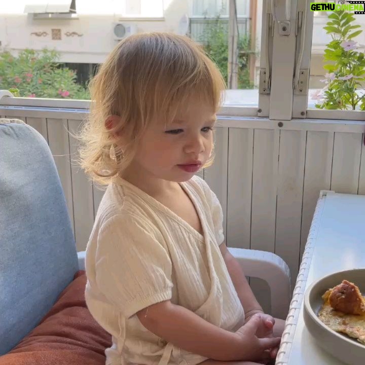 Müge Boz - 29.7K Likes - Caner'in ananesi, Zehra ananeyle ilk tanıştığım gün, Caner bizi yemeğe çıkarmıştı. "Anane evleneceğim kız nasıl buldun" demiş, eliyle ağzını kapatıp, 'güzel kız, olur olur" demişti muzipçe. Ben genelde hep hikayelerini dinledim, kendisiyle geç tanıştım. Hanımefendiliği ile hem çocuklarını hem torunlarını harika yetiştirmiş biri.
Vina ile beraber Karşıyaka sokaklarına bakan balkonda keyifle kahvaltınızı yapıp, güvercinlere yem vermenizi hep hatırlayacağım.
100 yaşında bu dünyaya veda etti. Çok güzel anılar biriktirmiş Zehra Anane, huzur içinde uyu. Tüm ailemizin başı sağolsun 🙏