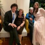 Müge Boz Instagram - Caner'in ananesi, Zehra ananeyle ilk tanıştığım gün, Caner bizi yemeğe çıkarmıştı. "Anane evleneceğim kız nasıl buldun" demiş, eliyle ağzını kapatıp, 'güzel kız, olur olur" demişti muzipçe. Ben genelde hep hikayelerini dinledim, kendisiyle geç tanıştım. Hanımefendiliği ile hem çocuklarını hem torunlarını harika yetiştirmiş biri. Vina ile beraber Karşıyaka sokaklarına bakan balkonda keyifle kahvaltınızı yapıp, güvercinlere yem vermenizi hep hatırlayacağım. 100 yaşında bu dünyaya veda etti. Çok güzel anılar biriktirmiş Zehra Anane, huzur içinde uyu. Tüm ailemizin başı sağolsun 🙏