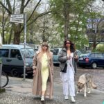 Müge Boz Instagram - Berlin babymoon dump 🤰🏼💌 1. Berilto'mla biraz fashion🫶 tarzına bayıldığım @berilkayar 2. Bi de beni tek çek bitte... 3. Kafamın karışıklığı denediğim ayakkabıların farklı tarzından belli🤔 4. Harika bir yemek yemeye gidiyoruz. 5. Michelin Star @long_march_canteen 👏 kesinlikle berlin gidilecekler listesine not edilsin👍 6. Michelin star close up'ım 😘 7. Bir takım sanatsal denemeler 😋 8. Berliners😎 9. Bu elbiseyi acaba daha ne kadar giymeye devam edebilirim... 10. Yemekler mükemmeldi bebişkoda fıldır fıldır taklalar attı yemekten sonra 😇🥰