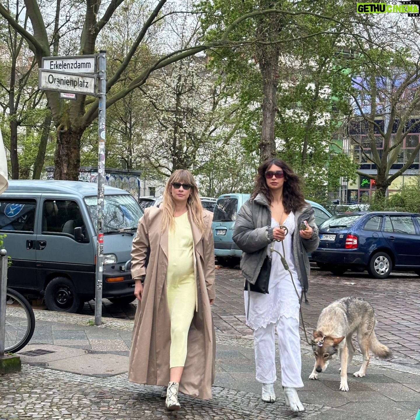 Müge Boz Instagram - Berlin babymoon dump 🤰🏼💌 1. Berilto'mla biraz fashion🫶 tarzına bayıldığım @berilkayar 2. Bi de beni tek çek bitte... 3. Kafamın karışıklığı denediğim ayakkabıların farklı tarzından belli🤔 4. Harika bir yemek yemeye gidiyoruz. 5. Michelin Star @long_march_canteen 👏 kesinlikle berlin gidilecekler listesine not edilsin👍 6. Michelin star close up'ım 😘 7. Bir takım sanatsal denemeler 😋 8. Berliners😎 9. Bu elbiseyi acaba daha ne kadar giymeye devam edebilirim... 10. Yemekler mükemmeldi bebişkoda fıldır fıldır taklalar attı yemekten sonra 😇🥰