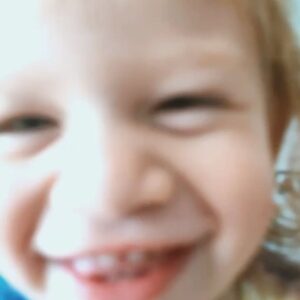 Müge Boz Instagram - Anne olmayı seninle beraber öğrendim minik papatyam. Sen günden güne büyürken ben de olgunlaştım seninle. Hele konuşmaya başladığın zaman, seninle sohbetlerimizde hayata bambaşka bakmaya başladım. Görmediğim detayları gösterdin bana. Bambaşka duygu pencereleri açtın bana. Sana o kadar hayranım ki, iyi ki benim kızımsın. Seninle baş başa o kadar güzel bir yolculuk yaptık ki… çok şanslıyım. 
.
Bundan sonra kardeşin de bizimle olacak. 3’lü olarak voltranı oluşturacağız.
Anneler Günüm, anneler günümüz kutlu olsun. 
Seviyorum, öpüyorum en kocamanından ❤️😘 #Annelergünü
