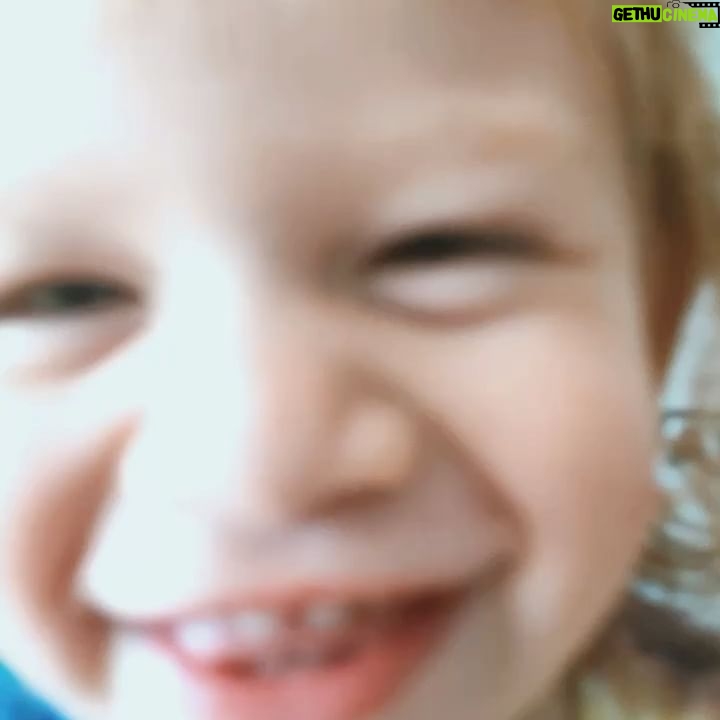 Müge Boz - 29.2K Likes - Anne olmayı seninle beraber öğrendim minik papatyam. Sen günden güne büyürken ben de olgunlaştım seninle. Hele konuşmaya başladığın zaman, seninle sohbetlerimizde hayata bambaşka bakmaya başladım. Görmediğim detayları gösterdin bana. Bambaşka duygu pencereleri açtın bana. Sana o kadar hayranım ki, iyi ki benim kızımsın. Seninle baş başa o kadar güzel bir yolculuk yaptık ki… çok şanslıyım.
.
Bundan sonra kardeşin de bizimle olacak. 3’lü olarak voltranı oluşturacağız.
Anneler Günüm, anneler günümüz kutlu olsun.
Seviyorum, öpüyorum en kocamanından ❤️😘 #Annelergünü