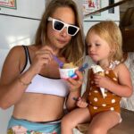 Müge Boz Instagram – Anne olmayı seninle beraber öğrendim minik papatyam. Sen günden güne büyürken ben de olgunlaştım seninle. Hele konuşmaya başladığın zaman, seninle sohbetlerimizde hayata bambaşka bakmaya başladım. Görmediğim detayları gösterdin bana. Bambaşka duygu pencereleri açtın bana. Sana o kadar hayranım ki, iyi ki benim kızımsın. Seninle baş başa o kadar güzel bir yolculuk yaptık ki… çok şanslıyım. 
.
Bundan sonra kardeşin de bizimle olacak. 3’lü olarak voltranı oluşturacağız.
Anneler Günüm, anneler günümüz kutlu olsun. 
Seviyorum, öpüyorum en kocamanından ❤️😘 #Annelergünü
