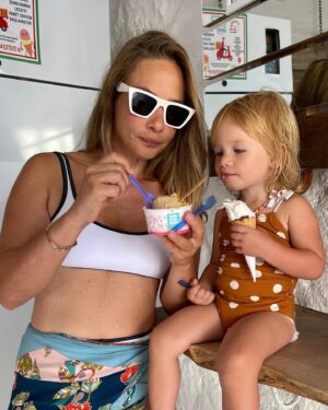 Müge Boz Instagram - Anne olmayı seninle beraber öğrendim minik papatyam. Sen günden güne büyürken ben de olgunlaştım seninle. Hele konuşmaya başladığın zaman, seninle sohbetlerimizde hayata bambaşka bakmaya başladım. Görmediğim detayları gösterdin bana. Bambaşka duygu pencereleri açtın bana. Sana o kadar hayranım ki, iyi ki benim kızımsın. Seninle baş başa o kadar güzel bir yolculuk yaptık ki… çok şanslıyım. 
.
Bundan sonra kardeşin de bizimle olacak. 3’lü olarak voltranı oluşturacağız.
Anneler Günüm, anneler günümüz kutlu olsun. 
Seviyorum, öpüyorum en kocamanından ❤️😘 #Annelergünü