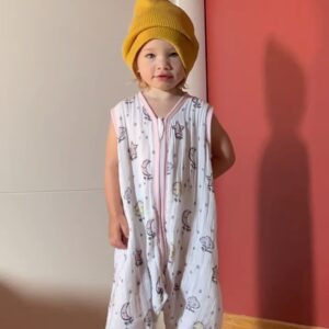 Müge Boz Instagram - Anne olmayı seninle beraber öğrendim minik papatyam. Sen günden güne büyürken ben de olgunlaştım seninle. Hele konuşmaya başladığın zaman, seninle sohbetlerimizde hayata bambaşka bakmaya başladım. Görmediğim detayları gösterdin bana. Bambaşka duygu pencereleri açtın bana. Sana o kadar hayranım ki, iyi ki benim kızımsın. Seninle baş başa o kadar güzel bir yolculuk yaptık ki… çok şanslıyım. 
.
Bundan sonra kardeşin de bizimle olacak. 3’lü olarak voltranı oluşturacağız.
Anneler Günüm, anneler günümüz kutlu olsun. 
Seviyorum, öpüyorum en kocamanından ❤️😘 #Annelergünü