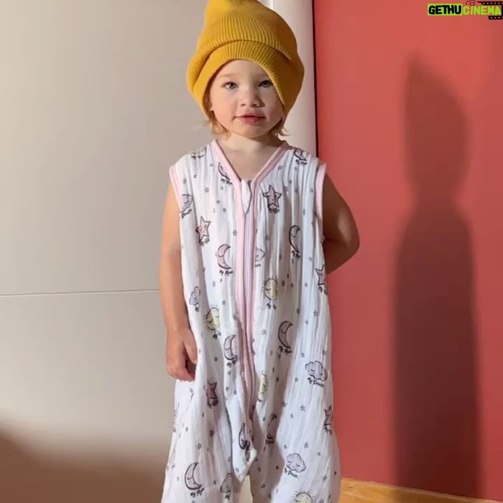 Müge Boz - 29.2K Likes - Anne olmayı seninle beraber öğrendim minik papatyam. Sen günden güne büyürken ben de olgunlaştım seninle. Hele konuşmaya başladığın zaman, seninle sohbetlerimizde hayata bambaşka bakmaya başladım. Görmediğim detayları gösterdin bana. Bambaşka duygu pencereleri açtın bana. Sana o kadar hayranım ki, iyi ki benim kızımsın. Seninle baş başa o kadar güzel bir yolculuk yaptık ki… çok şanslıyım.
.
Bundan sonra kardeşin de bizimle olacak. 3’lü olarak voltranı oluşturacağız.
Anneler Günüm, anneler günümüz kutlu olsun.
Seviyorum, öpüyorum en kocamanından ❤️😘 #Annelergünü