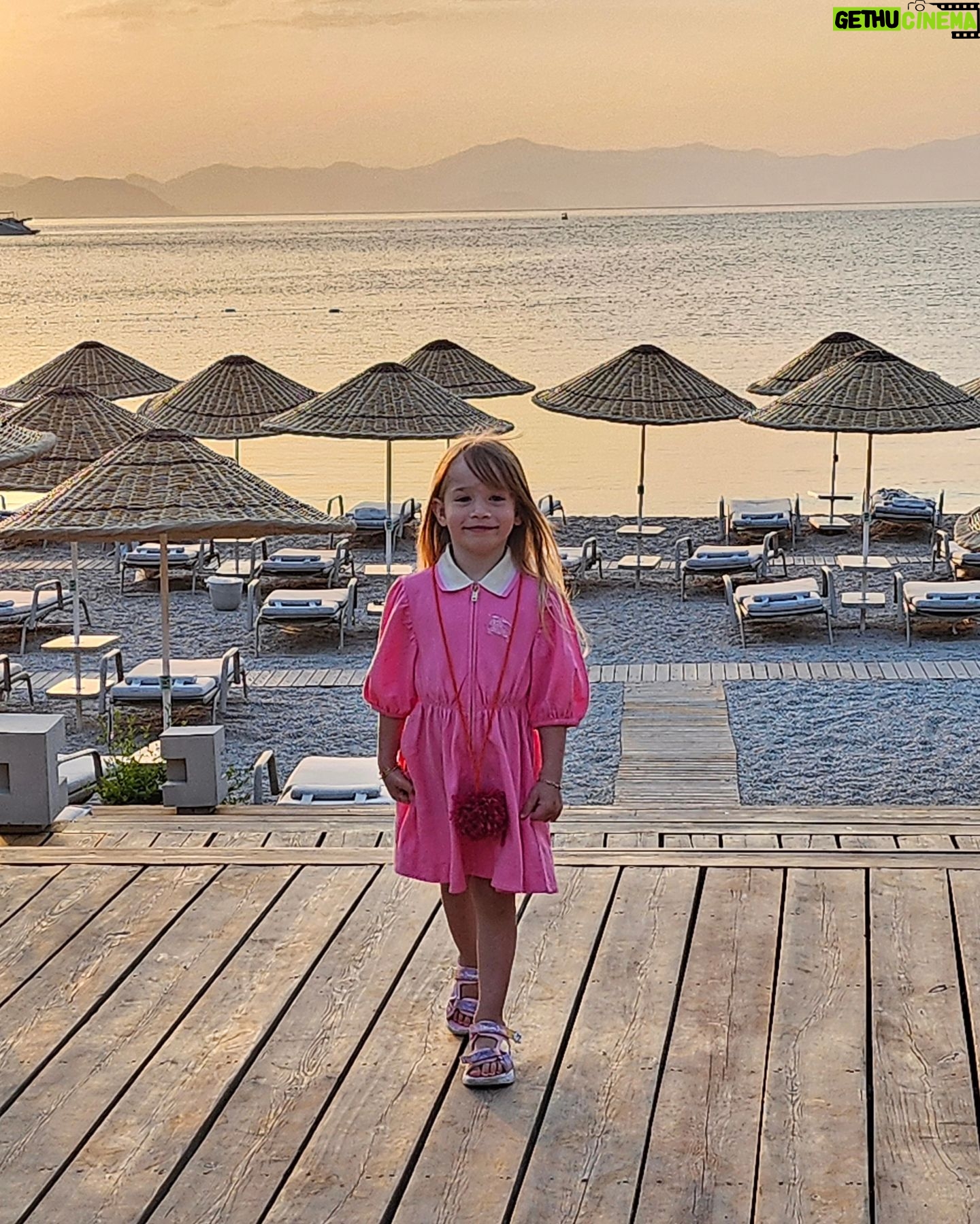 Müge Boz Instagram - Işınlanmak istediğim bir takım anlar 🫠💙💫