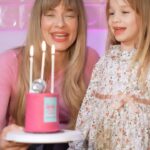 Müge Boz Instagram – Kim olduğumuzu ve kim olmak istediğimizi keşfetmek için bizi cesaretlendiren Barbie, bugün 65. yaşını kutluyor! 🎂Hadi gelin, bu özel günde Barbie’den ilham aldığınız bir hikayenizi #Barbiehikayem etiketiyle paylaşarak siz de bu kutlamaya katılın!🥰 #işbirliği
