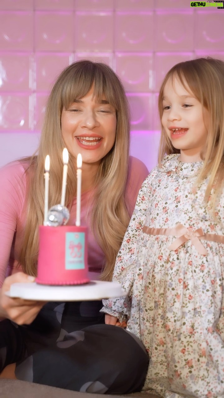 Müge Boz Instagram - Kim olduğumuzu ve kim olmak istediğimizi keşfetmek için bizi cesaretlendiren Barbie, bugün 65. yaşını kutluyor! 🎂Hadi gelin, bu özel günde Barbie’den ilham aldığınız bir hikayenizi #Barbiehikayem etiketiyle paylaşarak siz de bu kutlamaya katılın!🥰 #işbirliği