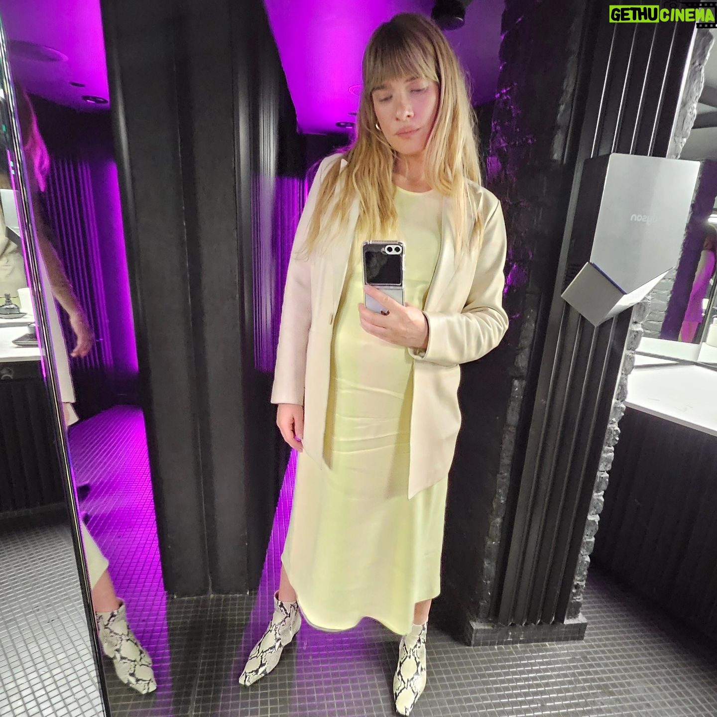 Müge Boz Instagram - Berlin babymoon dump 🤰🏼💌 1. Berilto'mla biraz fashion🫶 tarzına bayıldığım @berilkayar 2. Bi de beni tek çek bitte... 3. Kafamın karışıklığı denediğim ayakkabıların farklı tarzından belli🤔 4. Harika bir yemek yemeye gidiyoruz. 5. Michelin Star @long_march_canteen 👏 kesinlikle berlin gidilecekler listesine not edilsin👍 6. Michelin star close up'ım 😘 7. Bir takım sanatsal denemeler 😋 8. Berliners😎 9. Bu elbiseyi acaba daha ne kadar giymeye devam edebilirim... 10. Yemekler mükemmeldi bebişkoda fıldır fıldır taklalar attı yemekten sonra 😇🥰