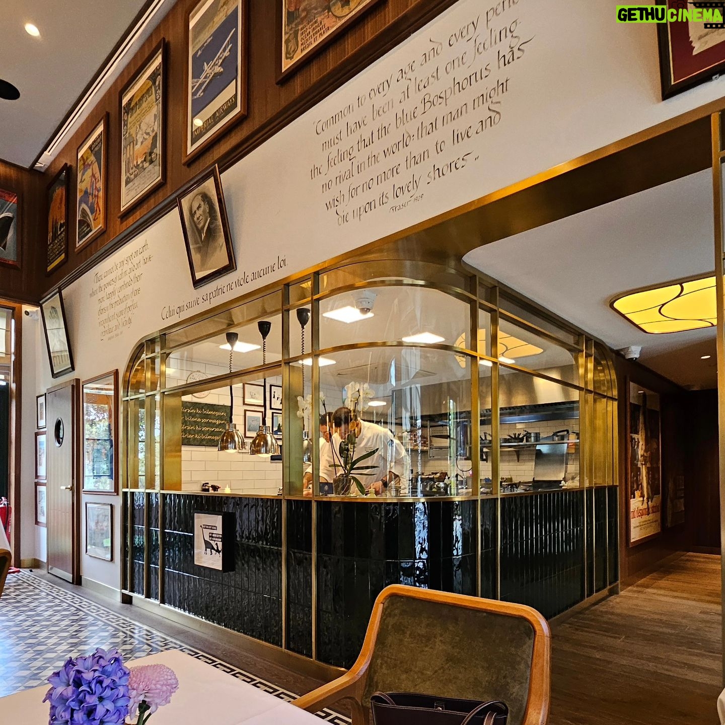 Müge Boz Instagram - Çok beğendim @telezzuz.ist 🫶 . Bitki odaklı, fine-dining bir restaurant benim İstanbul'da uzun zamandır beklediğim bir konseptti. . Her zaman söylerim, ülkemiz bitki, sebze ve meyve çeşitliliği açısından bu tarz bitki bazlı konseptlere çok açık bir ülke. Burası da çok güzel bir örneği olmuş. Ellerinize sağlık. Alışılagelmiş sebze yemeklerininin farklı yorumlarını tatmak beni o kadar mutlu etti ki. 🥰 . @toremsazakaydin beraber ne güzel bir buluşmaydı, tadı damağımda kaldı her anlamda 🥰 . Oh misss😍 #reklam