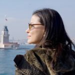 Müjde Uzman Instagram - Üsküdar sahilinde huzurlu bir günde, aniden beliren bir sürpriz: Ejderha! Gülümsemelere hazır olun, çünkü mikroplarla mücadelede sahneye çıkan Domestos’un gücü, temizlik zaferini getiriyor! Mikroplara burada bile kaçacak yer yok!’😄🐉💪 @domestosturkiye #işbirliği