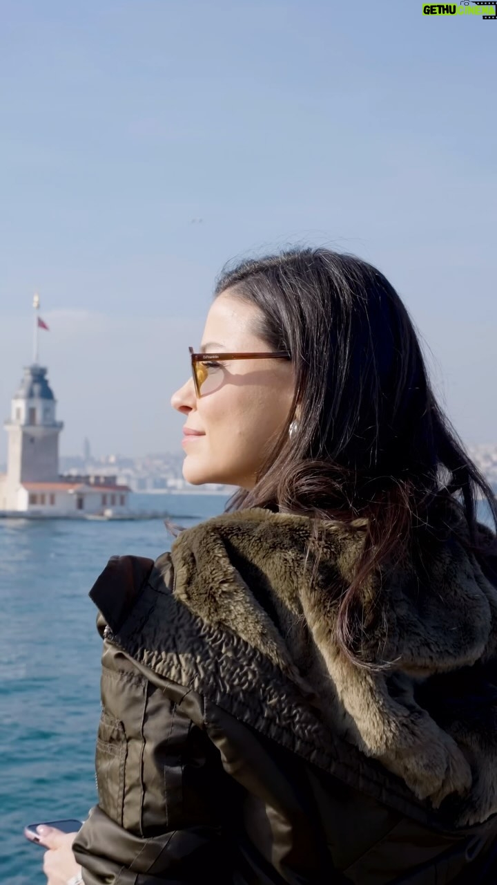 Müjde Uzman Instagram - Üsküdar sahilinde huzurlu bir günde, aniden beliren bir sürpriz: Ejderha! Gülümsemelere hazır olun, çünkü mikroplarla mücadelede sahneye çıkan Domestos’un gücü, temizlik zaferini getiriyor! Mikroplara burada bile kaçacak yer yok!’😄🐉💪 @domestosturkiye #işbirliği