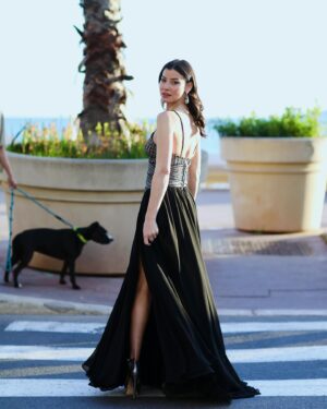 Müjde Uzman Instagram - From #mipcom2024 
Dress: @zeynepkartalofficial
Saç: @sabitakkaya
📸: @bettymazalto_photography
