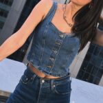 Müjde Uzman Instagram – 🏙️
Styling: @tambirleydi 
Denim on denim @levis_tr 
Shoes & neclace: @mango 
#reklam
