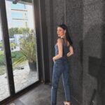 Müjde Uzman Instagram – 🏙️
Styling: @tambirleydi 
Denim on denim @levis_tr 
Shoes & neclace: @mango 
#reklam