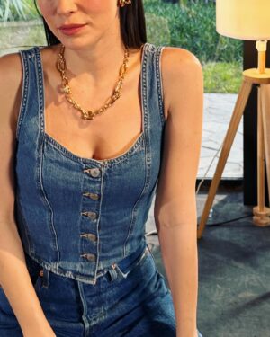 Müjde Uzman Instagram - 🏙️
Styling: @tambirleydi 
Denim on denim @levis_tr 
Shoes & neclace: @mango 
#reklam