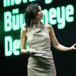 Müjde Uzman Instagram – Coca Cola İçecek 2024 İş Ortakları Buluşması Premium İçecek Kategorisi sunumunu bana emanet ettikleri için @cocacolaicecek ‘e çok teşekkürler. Bu ihtişamlı sahnede olmak benim için ayrıca heyecan vericiydi.
#cci2024 #cocacolaiçecek
@oksijen_events
@eventpartners
@salihaabaygurcay
@rhpozitifmenajerlik @rahsanozkilicfelder
Elbise: @begumbdh 
📸: @burcingezen