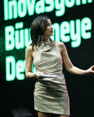 Müjde Uzman Instagram - Coca Cola İçecek 2024 İş Ortakları Buluşması Premium İçecek Kategorisi sunumunu bana emanet ettikleri için @cocacolaicecek ‘e çok teşekkürler. Bu ihtişamlı sahnede olmak benim için ayrıca heyecan vericiydi.
#cci2024 #cocacolaiçecek
@oksijen_events
@eventpartners
@salihaabaygurcay
@rhpozitifmenajerlik @rahsanozkilicfelder
Elbise: @begumbdh 
📸: @burcingezen