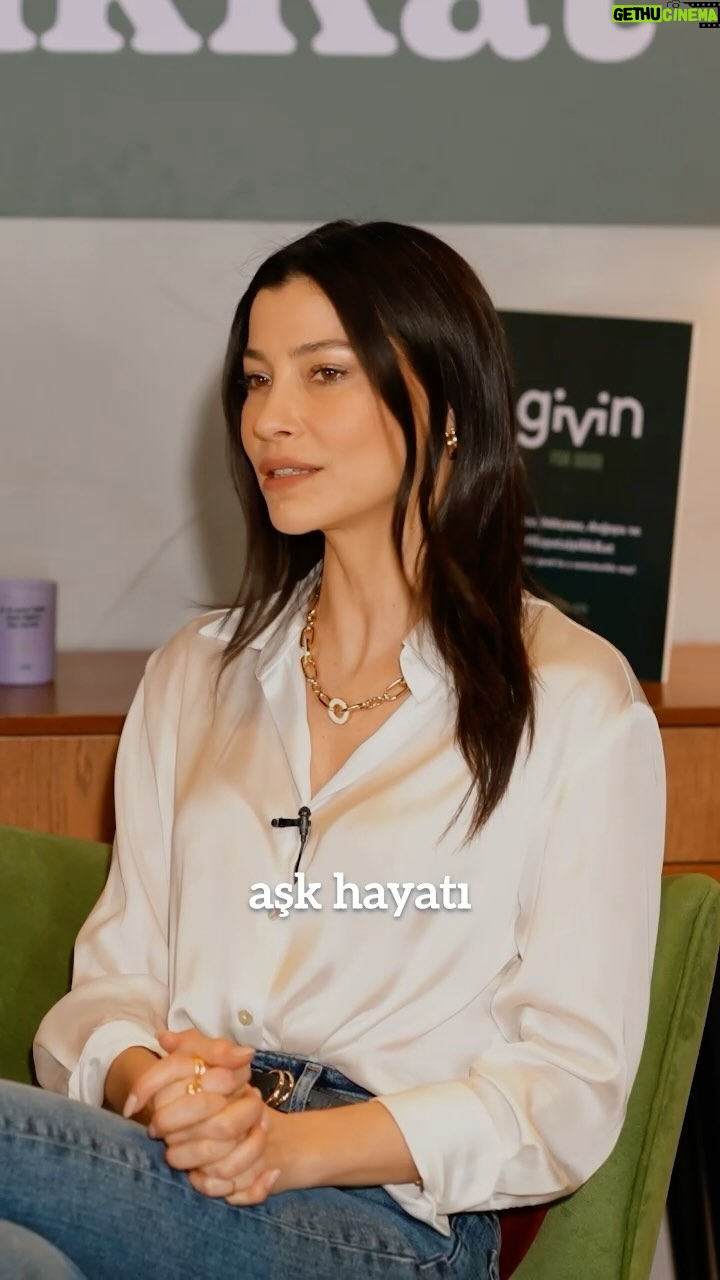 Müjde Uzman Instagram - #GivinTalks'un bu haftaki bölüm konuğu, @kizilcikserbetitv 'nin Alev'i, çok sevgili destekçimiz @mujdeuzman ile keyifli bir hayat sürmenin sırlarını, hataları ve öğrenimleri konuştuk!💎❤️ Projemizin amacı olan, gelirleriyle @turkegitimvakfi ile genç kızların eğitimini desteklediğimiz Müjde'nin Givin için ayırdığı şahane parçalara profilimizdeki linkten ulaşabilirsiniz.🛍️🦋 @mujdeuzman | @givin.co | @kanyon_da | @hellodergisi | @rivus.com.tr | @turkegitimvakfi | @basaksucuka #kızılcıkşerbeti #givinco #GivinTalks #turkegitimvakfi #müjdeuzman #eğitimedestek