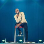 MOHAMED BASSOU Instagram - جولة جديدة من عرض مانزاكين، نحط الرحال بالعاصمة الإسماعيلية لأول مرة ومن بعدها الرباط وباقي المدن، كونو في الموعد والله اخلينا ديما ضاحكين🫶🏾🫶🏾❤️❤️ @orangemaroc @guichet.ma #moroccanhumor #manzakin #justforfun #باسو #blackhumormatters #laughtermakers #morocco🇲🇦 #americndream #trynottolaugh #whatthefun