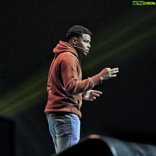 MOHAMED BASSOU Instagram - شكرا جمهور الدار البيضاء كانت ليلة استثنائية🥰🥰🥰🥰🥰 #مانزاكين شكرا للمبدع @mzirira_officiel الفنان الكبير @chouaibhafiri الموهبة الصاعدة @abdousalmani_salhi جنود الخفاء، @kroudi.m @choukane_mohammed @soufiane_az_ @walid.moujanni