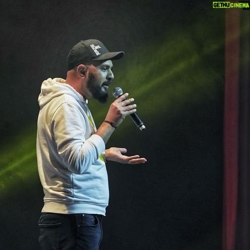 MOHAMED BASSOU Instagram - شكرا جمهور الدار البيضاء كانت ليلة استثنائية🥰🥰🥰🥰🥰 #مانزاكين شكرا للمبدع @mzirira_officiel الفنان الكبير @chouaibhafiri الموهبة الصاعدة @abdousalmani_salhi جنود الخفاء، @kroudi.m @choukane_mohammed @soufiane_az_ @walid.moujanni