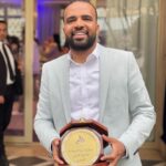 MOHAMED BASSOU Instagram - ماعندي مانخبي عليكم سي الكالة خدا جائزة التألق من صنف الأعمال الكوميدية لهذه السنة شكرا مجلة سفيركم في شخص ابتسام مشكور وجميع الساهرين على هذه الجوائز، شكرا استوديو ثلاثة وكل من ساهمو في انجاح العمل❤️❤️👏🏻👏🏻 نسيت، كيجاتك الحطة؟؟؟ @talata.studio