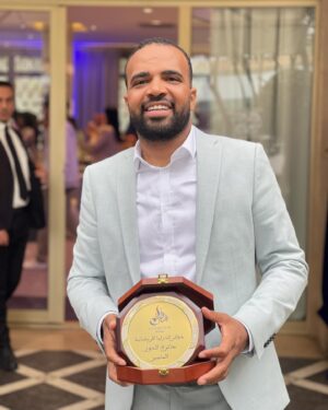 MOHAMED BASSOU Instagram - ماعندي مانخبي عليكم سي الكالة خدا جائزة التألق من صنف الأعمال الكوميدية لهذه السنة شكرا مجلة سفيركم في شخص ابتسام مشكور وجميع الساهرين على هذه الجوائز، شكرا استوديو ثلاثة وكل من ساهمو في انجاح العمل❤️❤️👏🏻👏🏻
نسيت، كيجاتك الحطة؟؟؟
@talata.studio