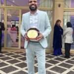 MOHAMED BASSOU Instagram - ماعندي مانخبي عليكم سي الكالة خدا جائزة التألق من صنف الأعمال الكوميدية لهذه السنة شكرا مجلة سفيركم في شخص ابتسام مشكور وجميع الساهرين على هذه الجوائز، شكرا استوديو ثلاثة وكل من ساهمو في انجاح العمل❤️❤️👏🏻👏🏻 نسيت، كيجاتك الحطة؟؟؟ @talata.studio