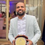 MOHAMED BASSOU Instagram - ماعندي مانخبي عليكم سي الكالة خدا جائزة التألق من صنف الأعمال الكوميدية لهذه السنة شكرا مجلة سفيركم في شخص ابتسام مشكور وجميع الساهرين على هذه الجوائز، شكرا استوديو ثلاثة وكل من ساهمو في انجاح العمل❤️❤️👏🏻👏🏻 نسيت، كيجاتك الحطة؟؟؟ @talata.studio