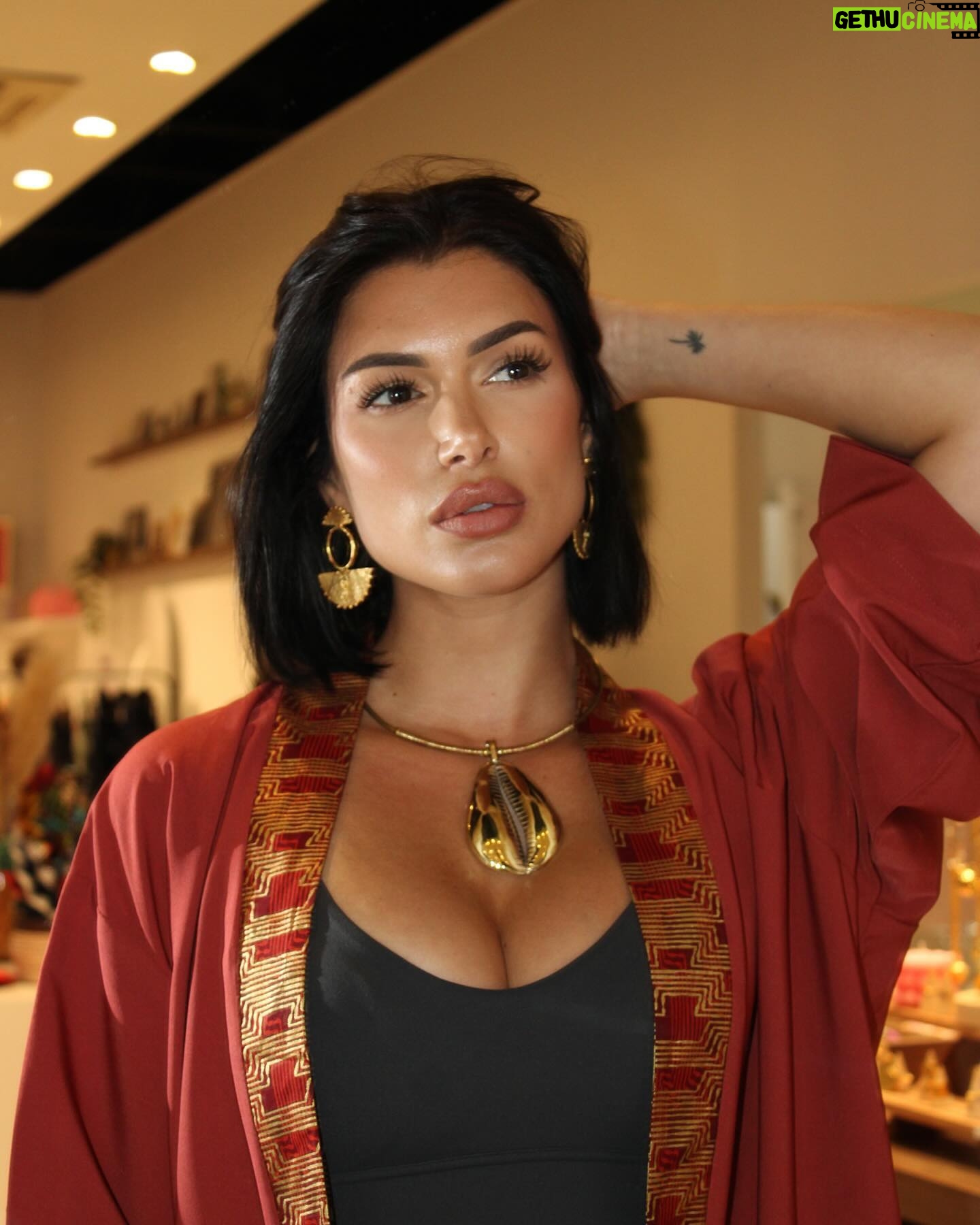 Maëva Martinez Instagram - Beauty Alert ✨ Notre belle @iammaevamartinez porte la collection Summer 2024 ☀️ Cette nouvelle collection de kimonos vous sublimera cet été avec de belles couleurs. Un doux mélange de wax et de coton, comme on aime ! A mixer avec nos bijoux en bronze pour briller avec un look 100% unique et authentique ✨ Imaneka est à @beaulieunantes au Pop Up @mylittlestore_nantes jusqu’au 30 juin. Venez nous voir ☺️