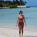Maëva Martinez Instagram - « 🎵coquillage et crustacés, sur la plage abandonnée 🎶 » Ma passion, cueillir des coquillages sur les plages 🐚🌸. Voyez les filles, en plus d’être extrêmement jolie, l’ensemble sansai de la gamme « vibe» est parfaitement adapté aux séances de sport mais également idéal pour des journée chill tout en restant stylé. ✨ #travel #bahamas #picoftheday #brand #branding #work #selflove #love #sport #style #insta #instagram #instagood #instamood