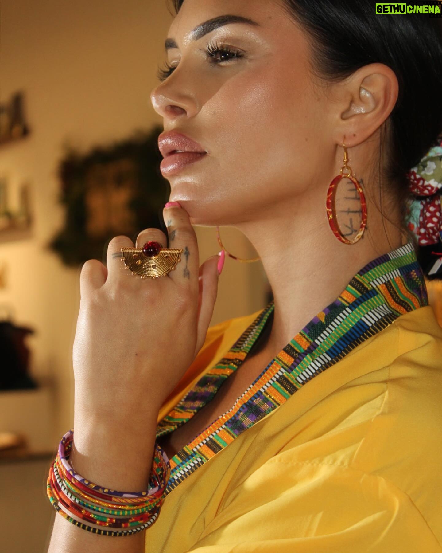 Maëva Martinez Instagram - Des couleurs qui ramènent chaleur et soleil 🌞 BIJOUX: @imaneka_design KIMONO: @imaneka_design Une créatrice à l’univers ethnique que j’ai eu l’honneur de rencontrer et avec qui j’ai le plaisir de travailler à notre boutique @mylittlestore_nantes . Je vous invite à venir découvrir tous les merveilleux créateurs et créatrice, vous ne serez pas déçu … ✨🫶🏼 Photographe 📸 @_judith.52 ✨ #jewelry #kimono #style #ethnic #ethnicdesign #disign #work #goodwork #lovemyjob #selflove #love #girlpower #power #energie #vibe #mood #picoftheday #shooting #plaisir #job #entrepreneur #brand #branding #boutique #beaulieu #nantes