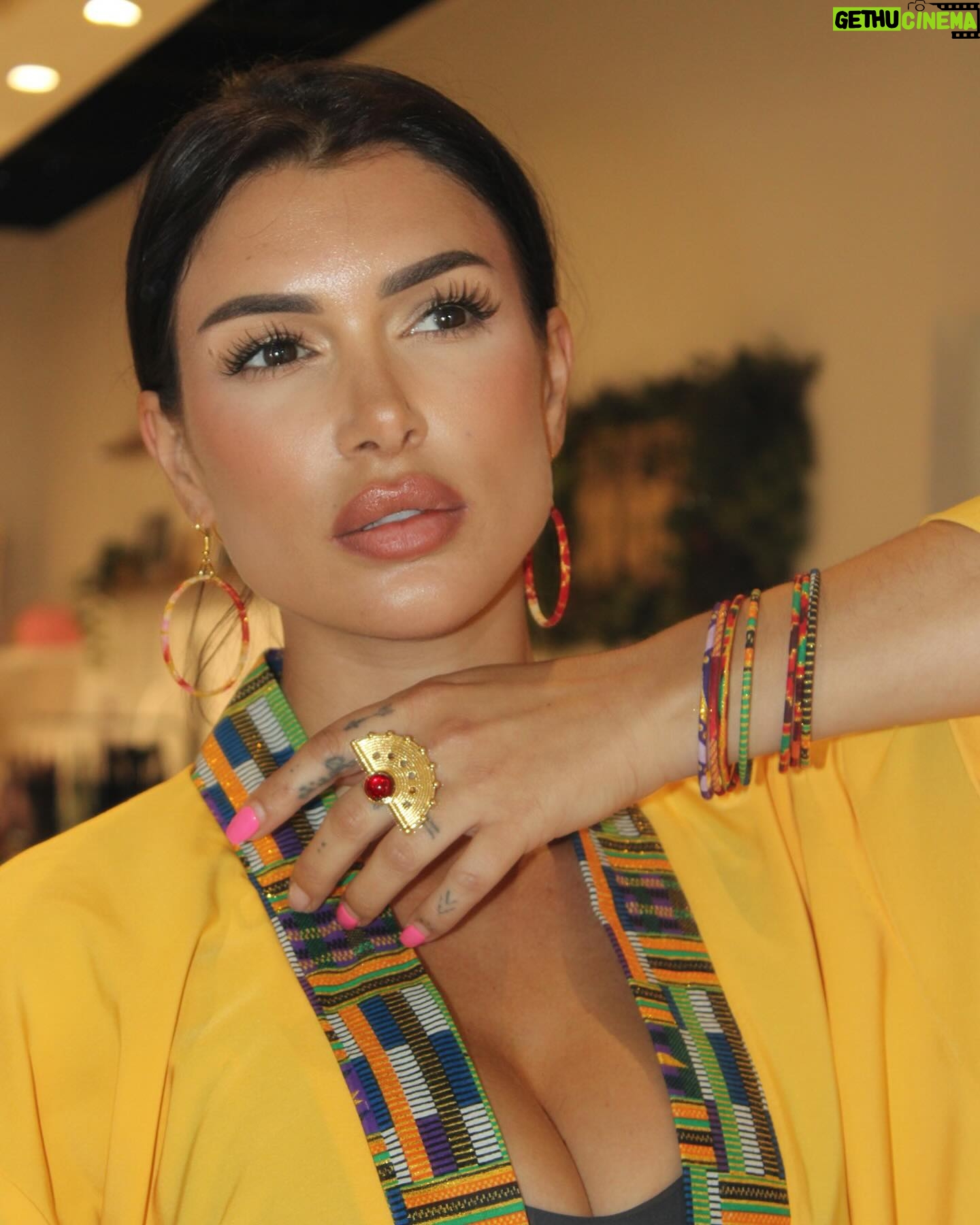 Maëva Martinez Instagram - Des couleurs qui ramènent chaleur et soleil 🌞 BIJOUX: @imaneka_design KIMONO: @imaneka_design Une créatrice à l’univers ethnique que j’ai eu l’honneur de rencontrer et avec qui j’ai le plaisir de travailler à notre boutique @mylittlestore_nantes . Je vous invite à venir découvrir tous les merveilleux créateurs et créatrice, vous ne serez pas déçu … ✨🫶🏼 Photographe 📸 @_judith.52 ✨ #jewelry #kimono #style #ethnic #ethnicdesign #disign #work #goodwork #lovemyjob #selflove #love #girlpower #power #energie #vibe #mood #picoftheday #shooting #plaisir #job #entrepreneur #brand #branding #boutique #beaulieu #nantes