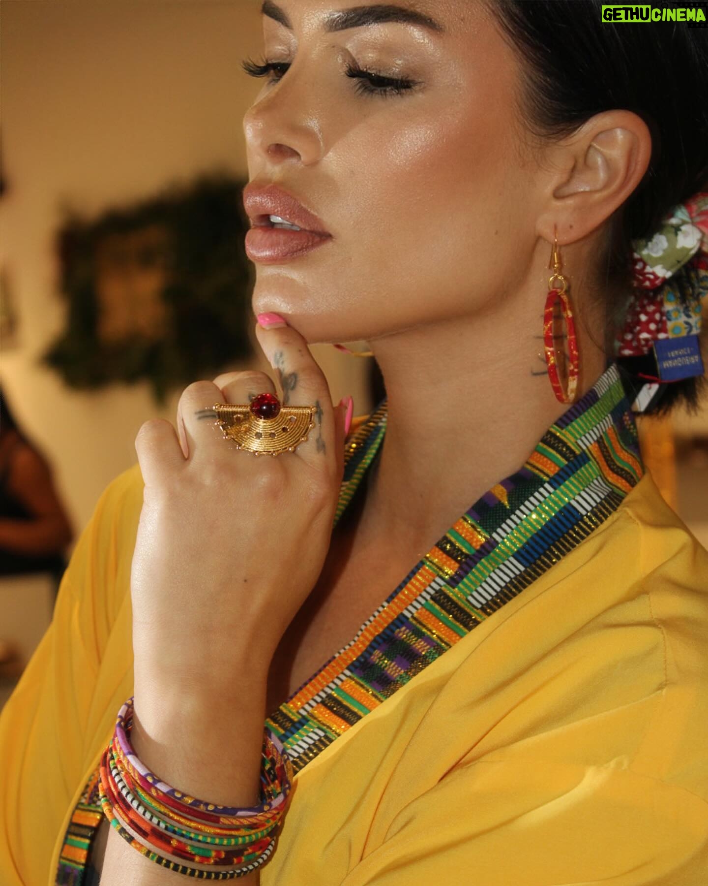 Maëva Martinez Instagram - Des couleurs qui ramènent chaleur et soleil 🌞 BIJOUX: @imaneka_design KIMONO: @imaneka_design Une créatrice à l’univers ethnique que j’ai eu l’honneur de rencontrer et avec qui j’ai le plaisir de travailler à notre boutique @mylittlestore_nantes . Je vous invite à venir découvrir tous les merveilleux créateurs et créatrice, vous ne serez pas déçu … ✨🫶🏼 Photographe 📸 @_judith.52 ✨ #jewelry #kimono #style #ethnic #ethnicdesign #disign #work #goodwork #lovemyjob #selflove #love #girlpower #power #energie #vibe #mood #picoftheday #shooting #plaisir #job #entrepreneur #brand #branding #boutique #beaulieu #nantes