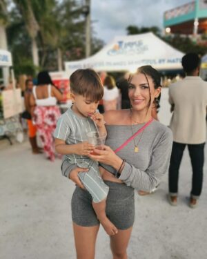 Maëva Martinez Instagram - Dernier jour de vacance pour nous 🥹 on en aura eu plein les yeux ! 🌸☀️🐠

#travel #travelphotography #picoftheday #photooftheday #love #vacances #family #familytime #selflove #instagood #instalove #instagram