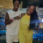 Maíra Azevedo Instagram - Meu melhor amigo saiu do meu ventre, foi no mês das mães que ele nasceu…para ser sempre meu presente! Há uma semana do seu aniversário, tivemos a oportunidade de assistir um show de @emicida juntos! Chorei em vários momentos…de nostalgia, da época que a gente comia soja como proteína, pq a grana não dava para comprar carne, mas a gente se alimentava também de esperança, de BOA ESPERANÇA! Ele pedia para assistir esse clipe de Emicida sempre que chegava da escola…e passou a ser d fã…A gente ouvia a trilha no caminho da Escola que ele estudava…e em pouco tempo MANDUME assou a ser a nossa música. Tipo aqueles códigos de amigos…Mandume é nossa trilha de vitória, de conquistas de realizações…que reafirma nosso Elo, que é amarelo, mas tem tb outras cores. A gente sabe que tudo que a gente tem é nós, por isso a gente se fala no olhar…aprendo tanto com ele…temos conversas difíceis, mas sempre digo LEVANTA E ANDA….pq eu sou sua MÃE e irei com você para MADAGASCAR ou para qualquer outro lugar…pq a nossa história…só a gente sabe! Me tornei aquela mãe boba…sempre que encontro @fiotioficial e @drikbarbosa eu fazia questão de falar da importância da música pra gente…a minha história com meu filho é de resistência e a música de Emicida, muitas vezes, aliviou nossas dores e nos deu a certeza que iríamos ter um futuro e hoje podemos voltar para nossa quebrada de mãos e mentes cheias…porque o correto é partir, voltar e repartir…a gente faz isso! Te amo meu filho @aladekoman