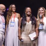 Maíra Azevedo Instagram - Que encontro! 🤎 Um compilado dos primeiros dias como mestre de cerimônia no MNB 2024! Um evento para conexão e troca sobre o cenário do marketing. Que delícia estar com pessoas que compartilham do mesmo propósito! Obrigada pelo convite, @meioemensagem! Está sendo incrível! ✨ Fotos @maquinadafoto