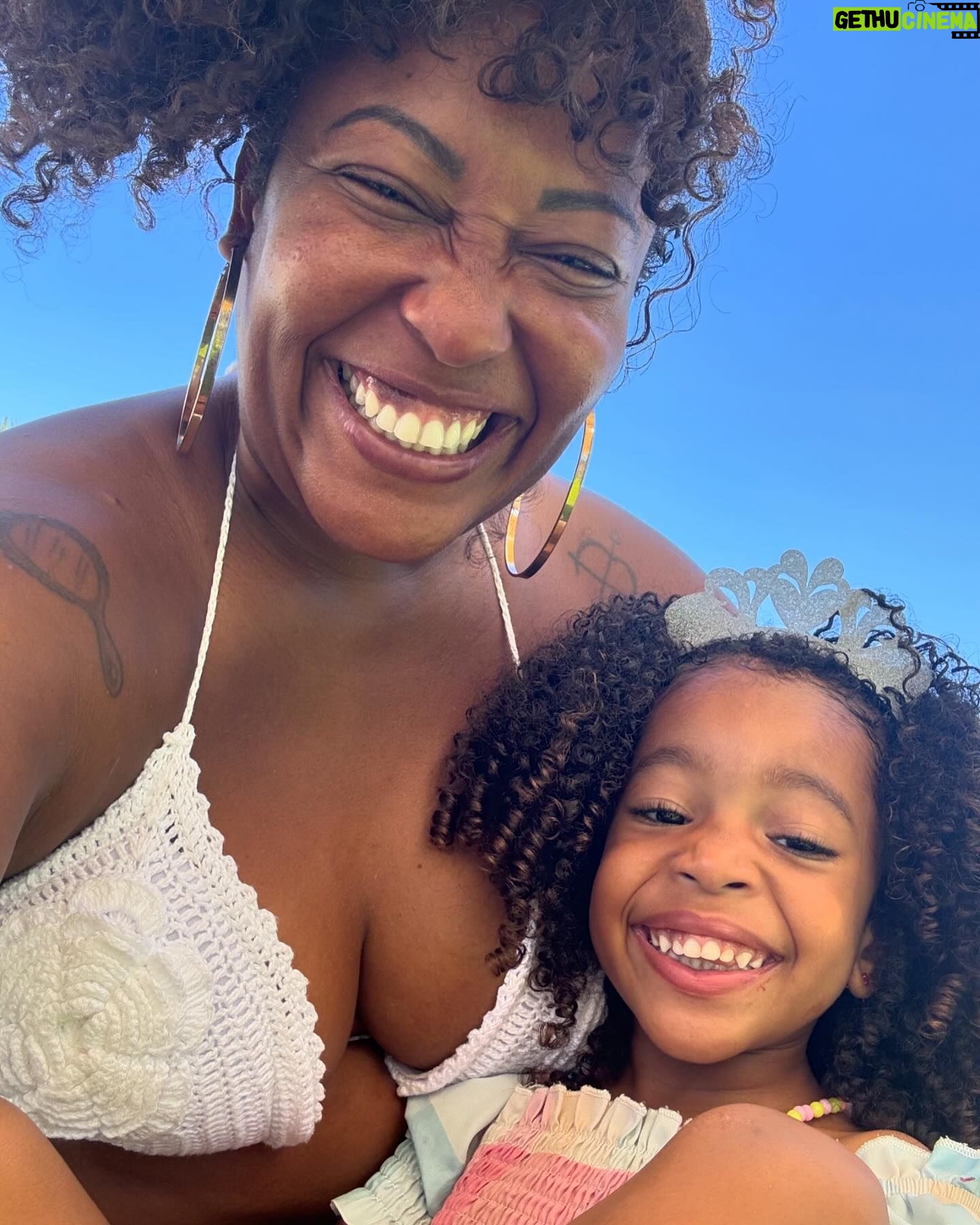 Maíra Azevedo Instagram - Domingo eu me entrego
